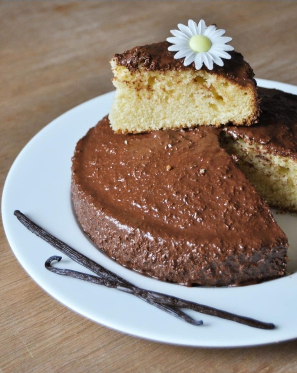 Gâteau vanille –  glaçage chocolat-noix de&nbsp;coco