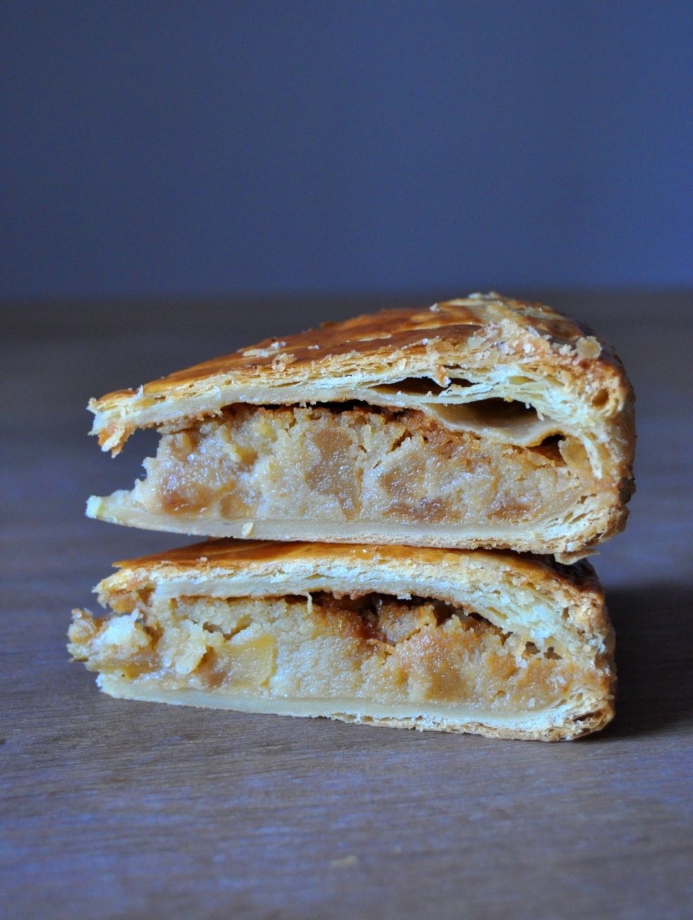 Galette des Reines frangipane noisettes, pommes caramélisées et&nbsp;caramel