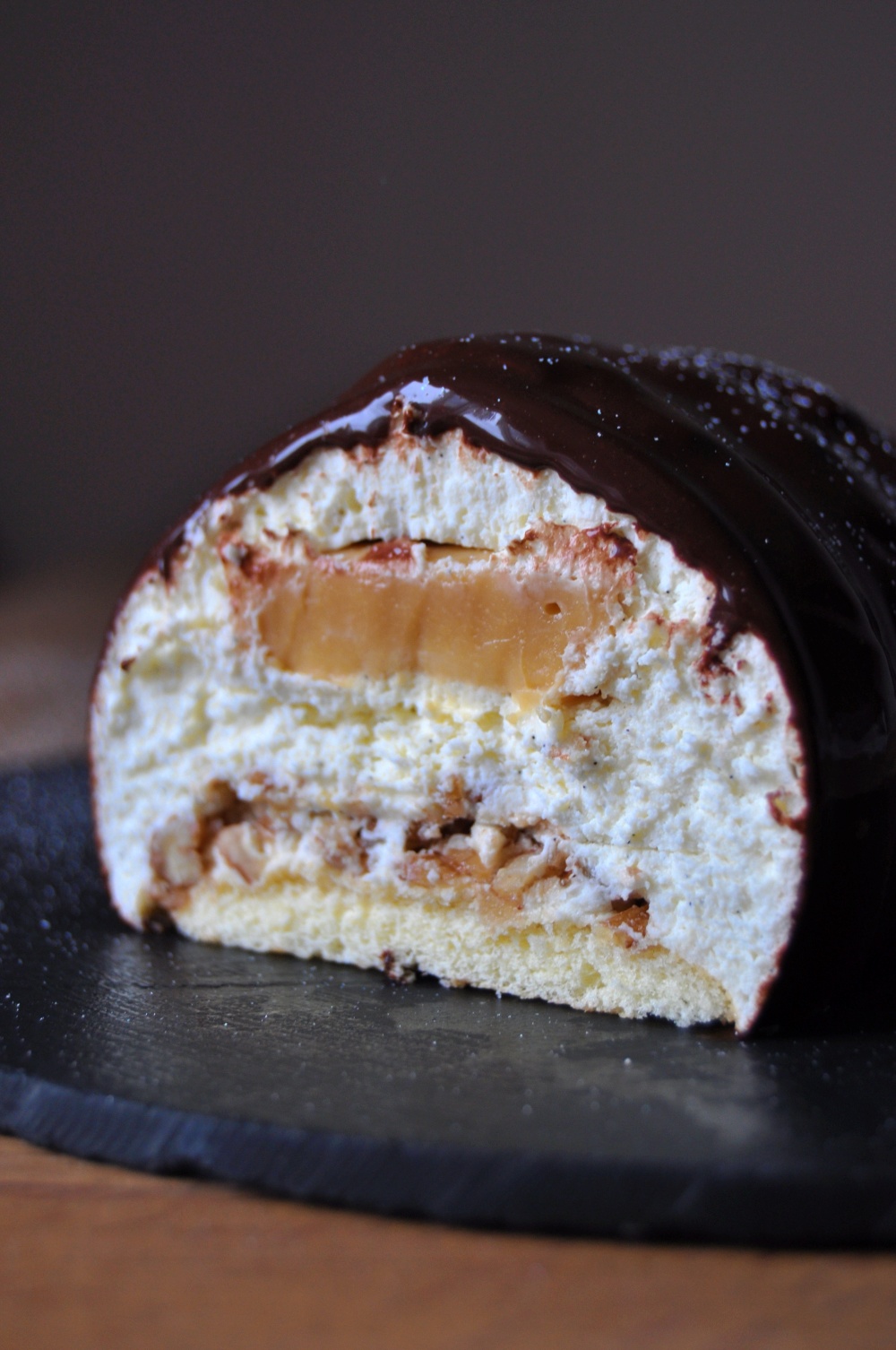 BÛCHE vanille, caramel et noix de pécan caramélisées