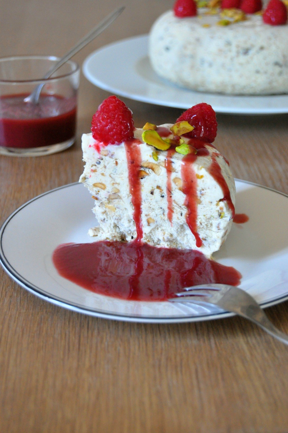 Nougat glacé – Coulis de framboises