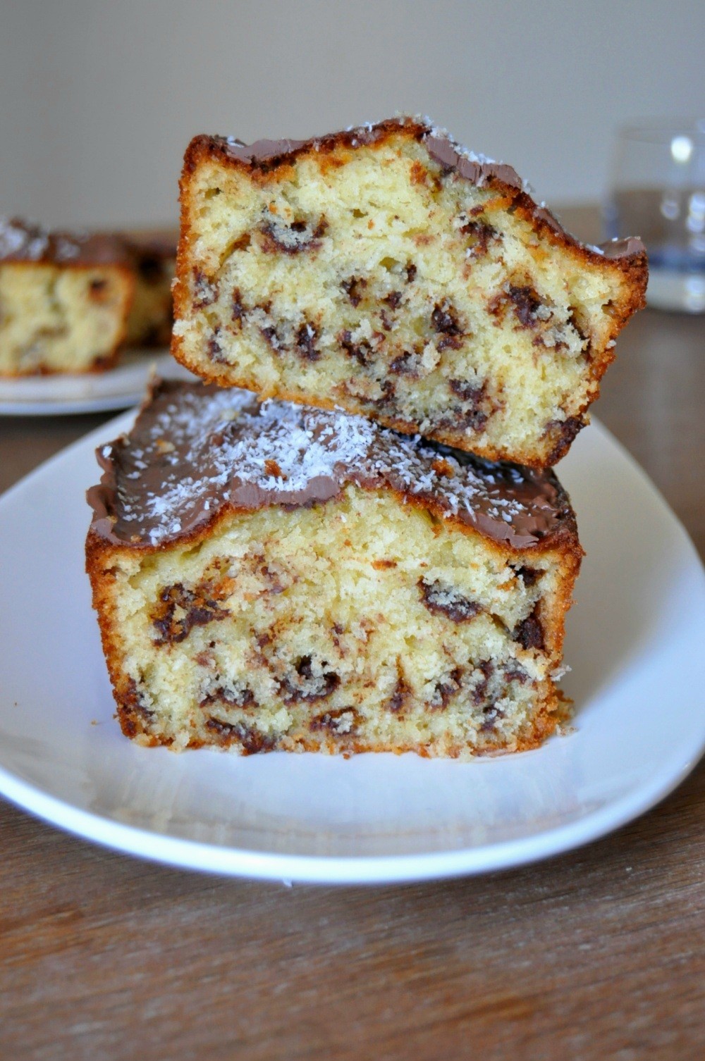 Cake moelleux au skyr, noix de coco et pépites de chocolat noir